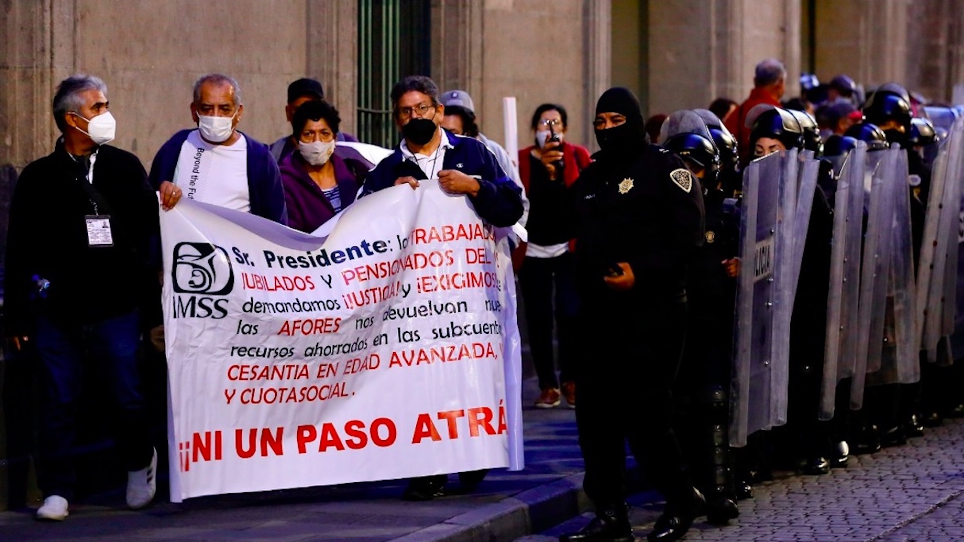 Jubilados del IMSS exigen entrega de fondo de cesantía y vejez