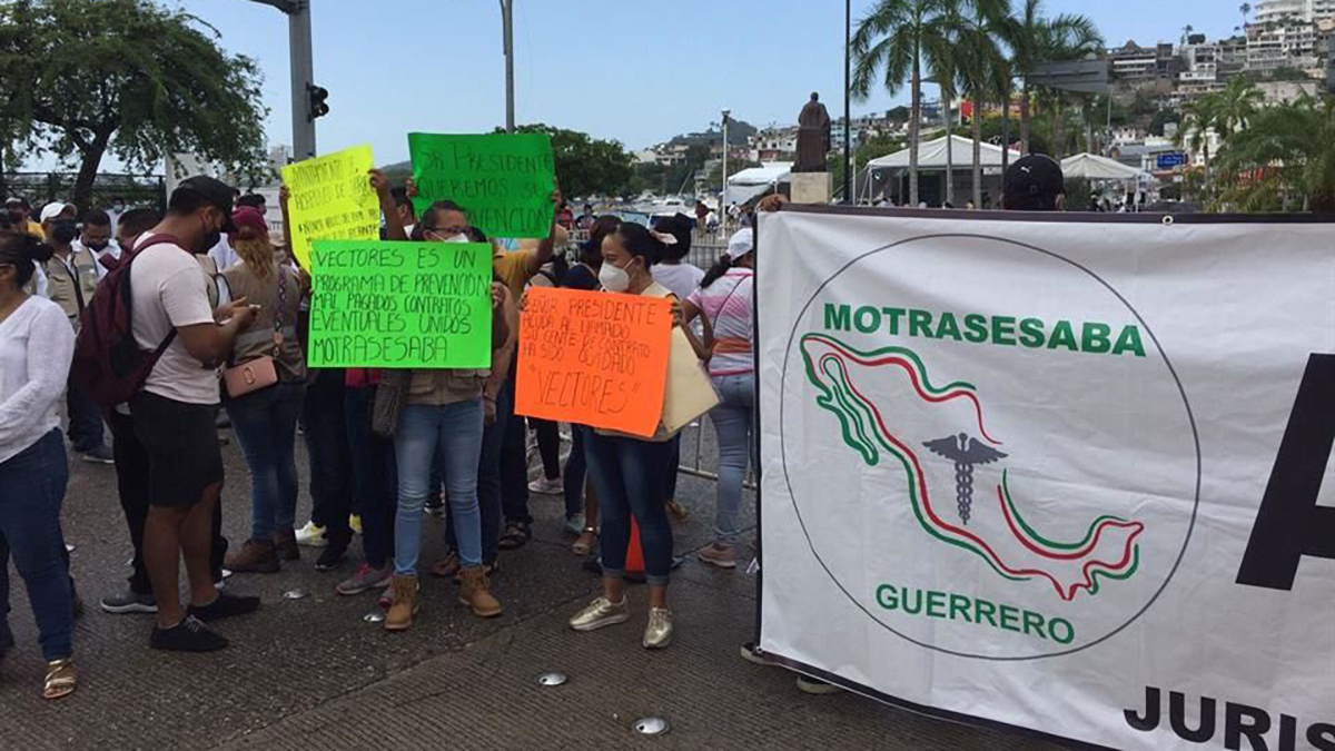 Trabajadores de la Salud reciben a AMLO en Guerrero con protesta