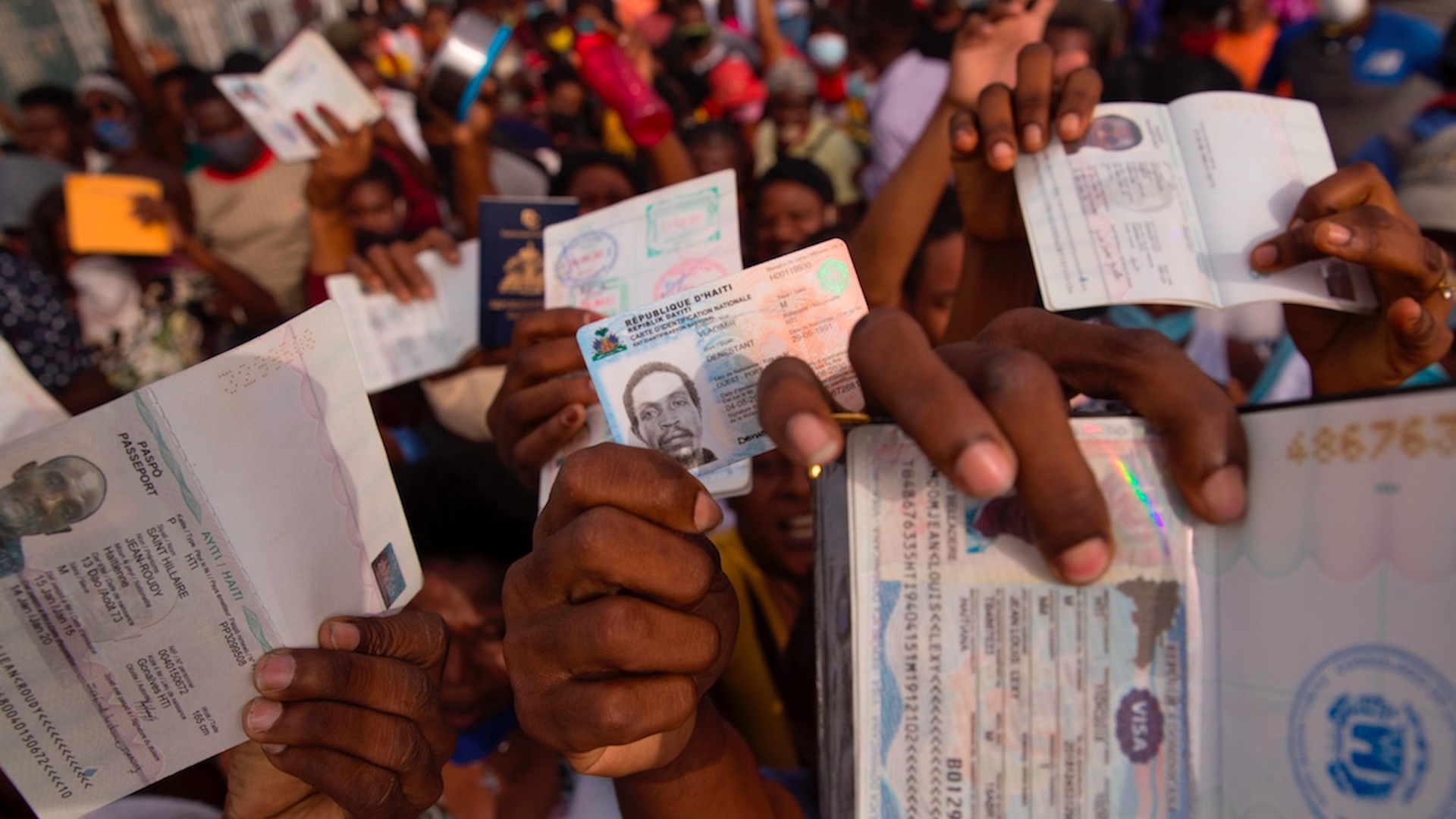Haitianos se congregan en la embajada de EE.UU. para pedir visas