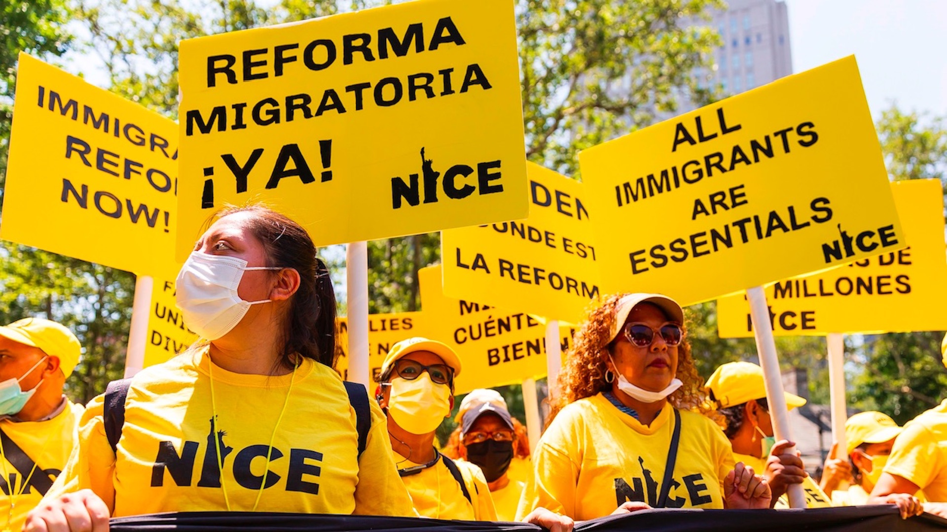 Trabajadores esenciales migrantes protestan para exigir ciudadanía en EE.UU.