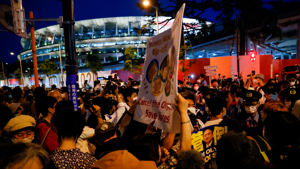 ¡Arde la llama en Tokio! Así fue la espectacular inauguración de los Juegos Olímpicos - protestas-estadio-tokio-2020