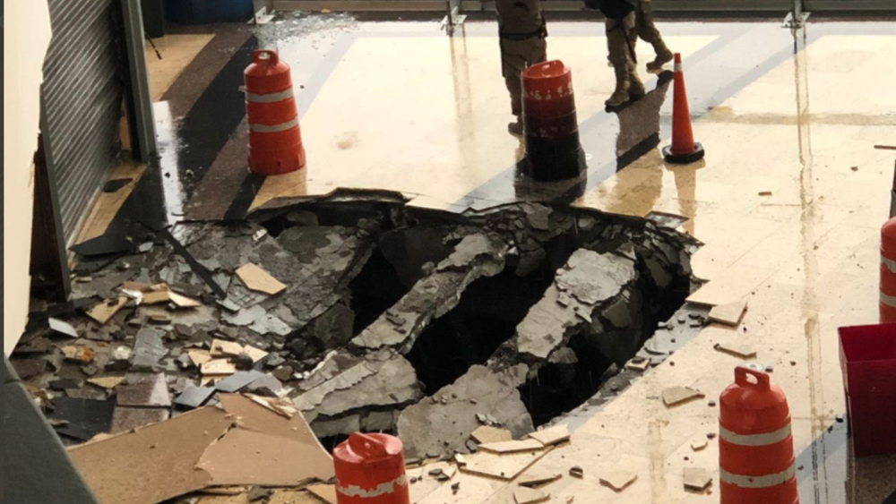 Cae rayo en centro comercial de Naucalpan, en el Edomex