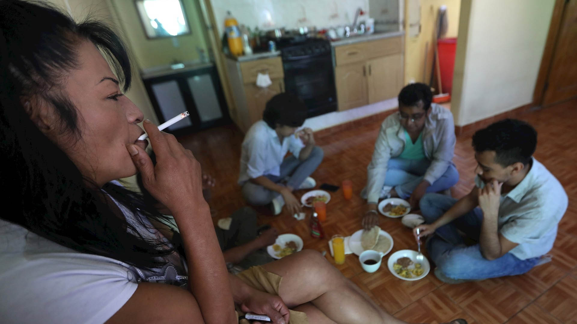 Estudiante convierte su departamento en refugio para personas LGBT