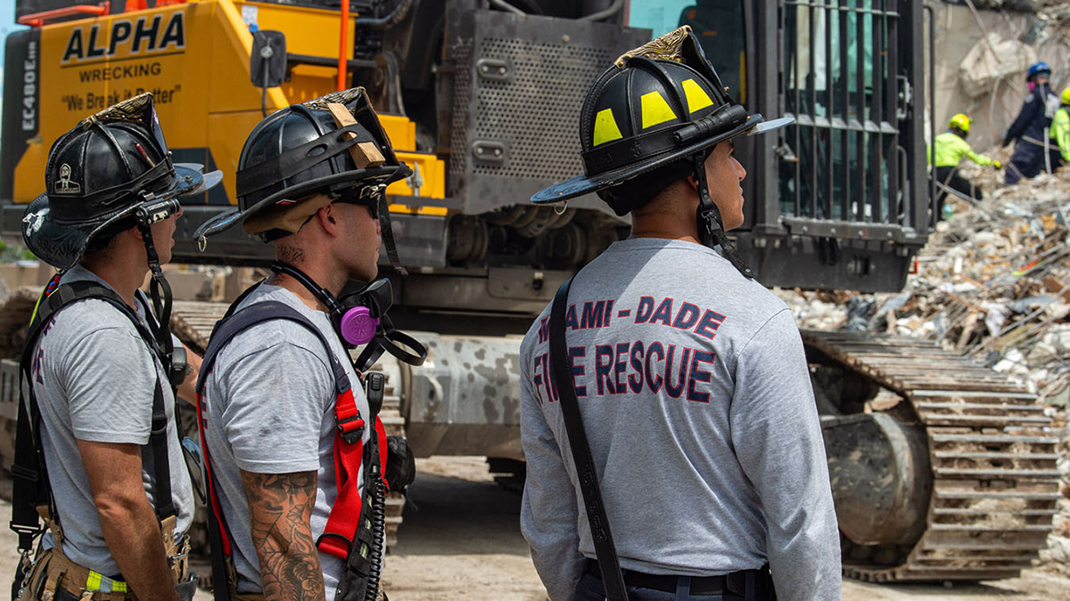 Familiares de la última víctima de derrumbe en Surfside esperan aún sus restos