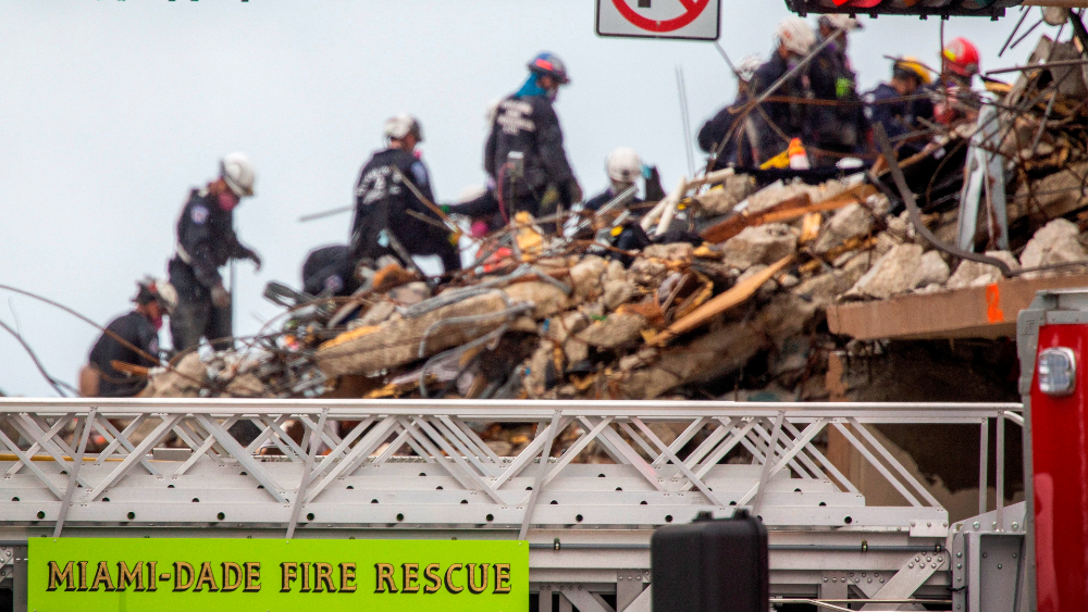 Búsqueda en lugar del derrumbe en Miami se detiene por inestabilidad del edificio