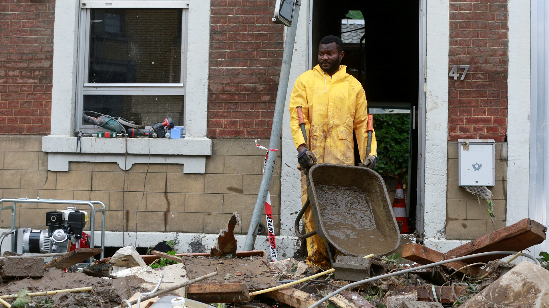 Fuertes lluvias e inundaciones dejan decenas de muertos en Europa y graves daños - retiro-de-escombros-en-belgica-tras-inundaciones