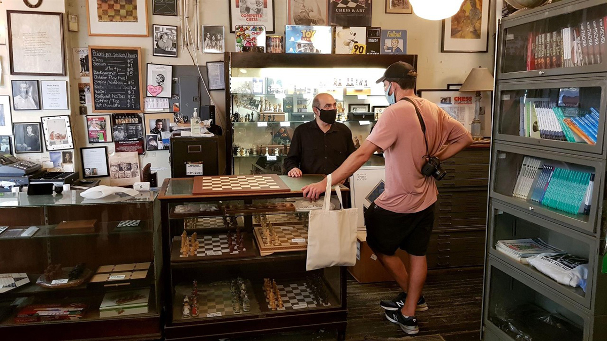 El último rincón de Nueva York donde todavía reina el ajedrez - tienda-de-ajedrez1
