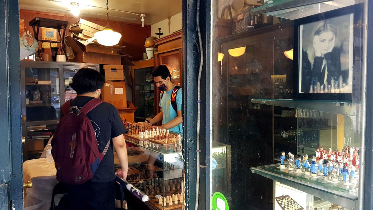 El último rincón de Nueva York donde todavía reina el ajedrez - tienda-de-ajedrez2