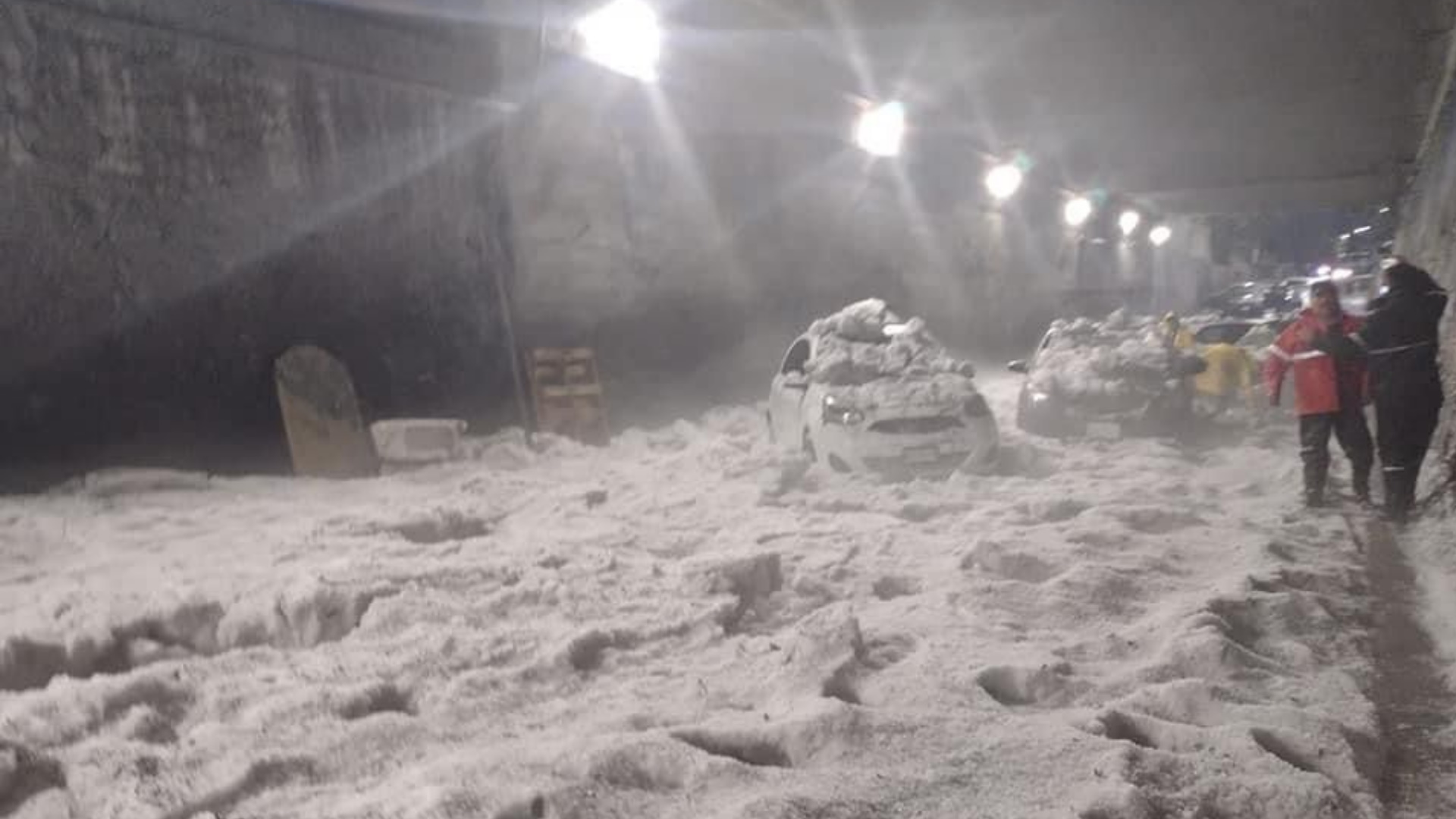 Murió hombre de hipotermia atrapado en Tlalnepantla tras lluvias