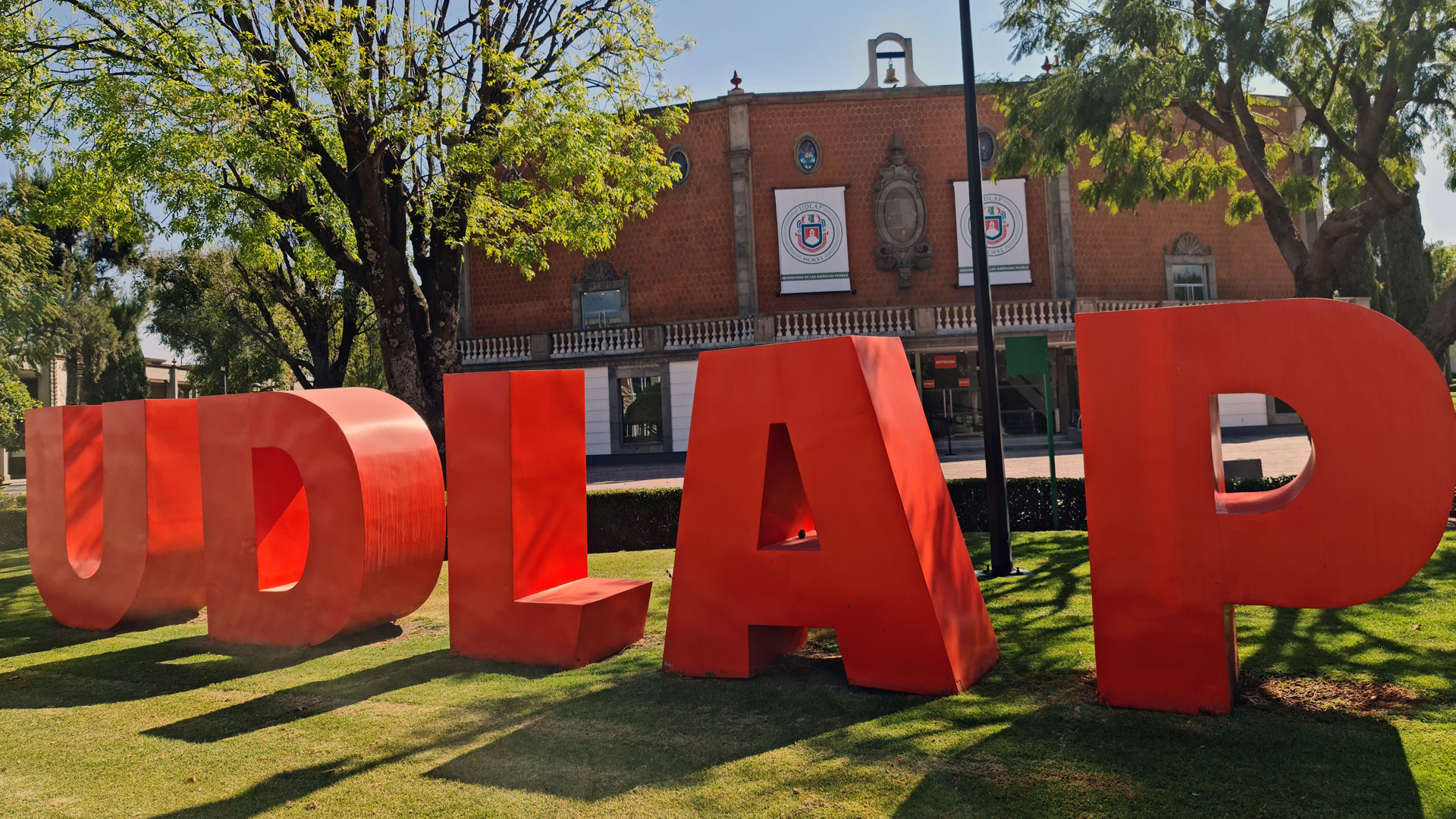 Entregan control de la UDLAP a la rectora Cecilia Anaya Berríos Entregan control de la UDLAP a la rectora Cecilia Anaya Berríos