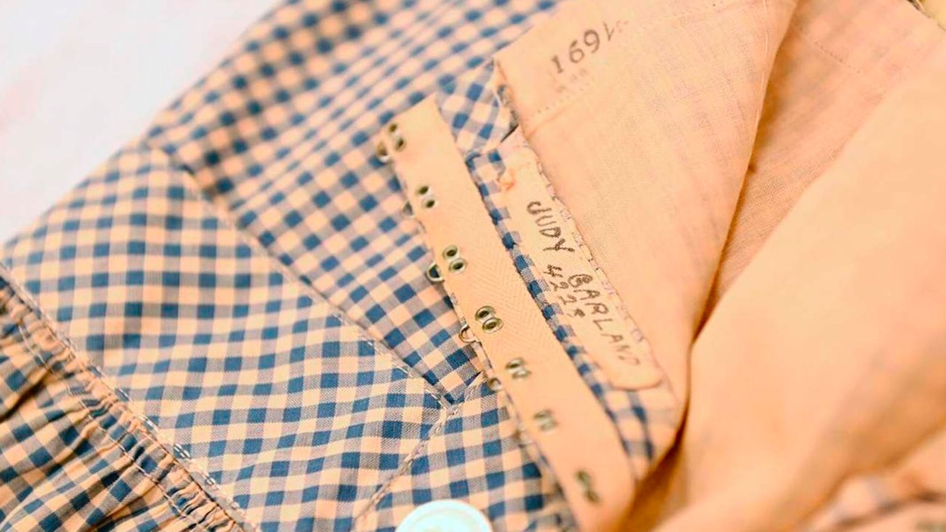 Descubren vestido que usó Judy Garland en ‘The Wizard of Oz’