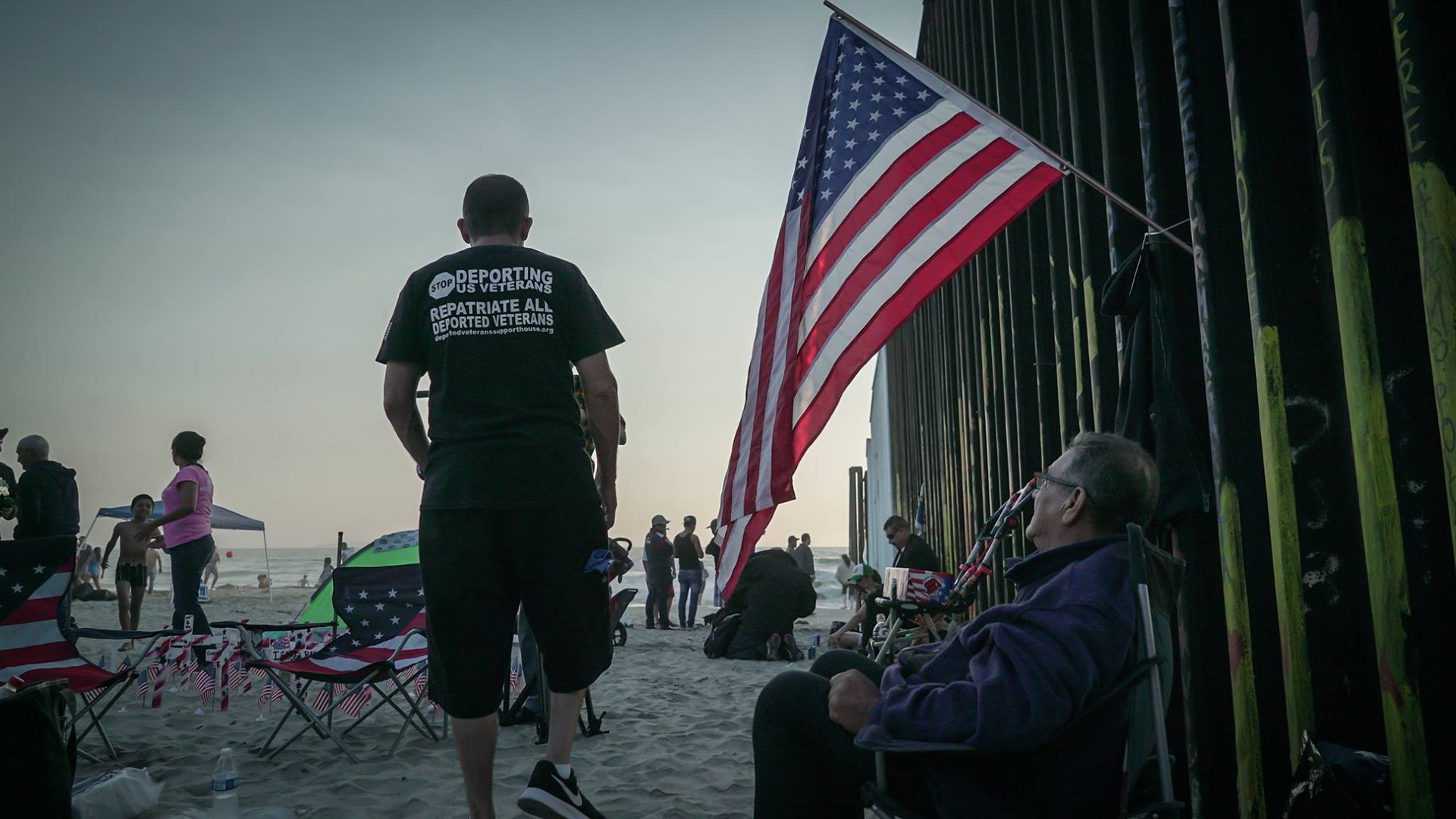 Veteranos de guerra mexicanos deportados esperan regresar a EE.UU. con Biden - veteranos-de-guerra-deportados-en-muro-fronterizo-de-mexico-con-eeuu