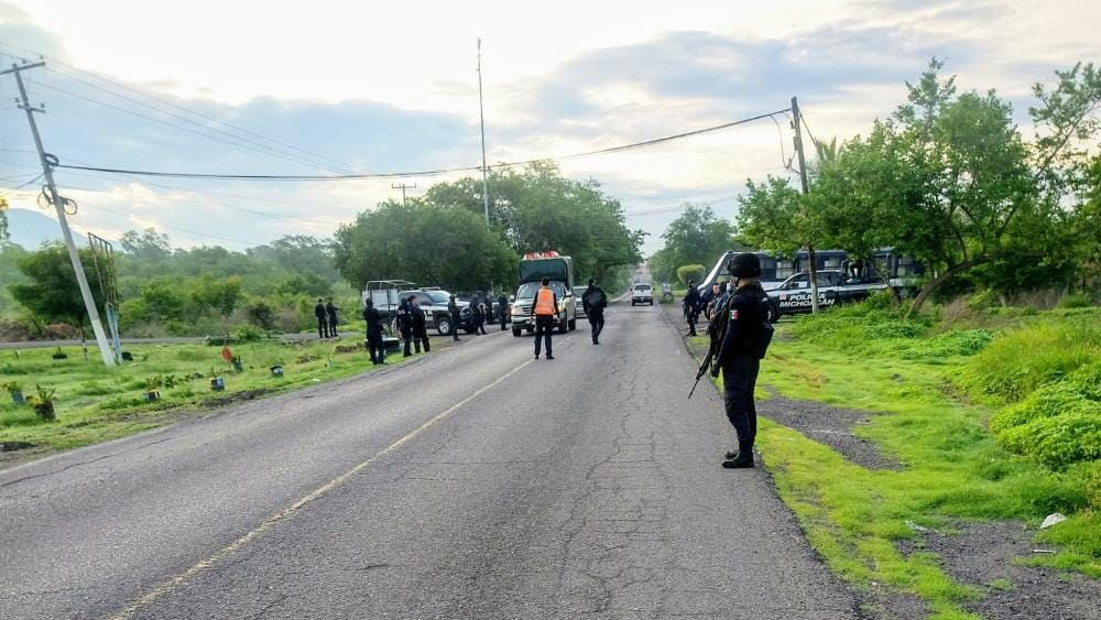 Retiran bloqueos de la carretera Aguililla-Apatzingán en Michoacán