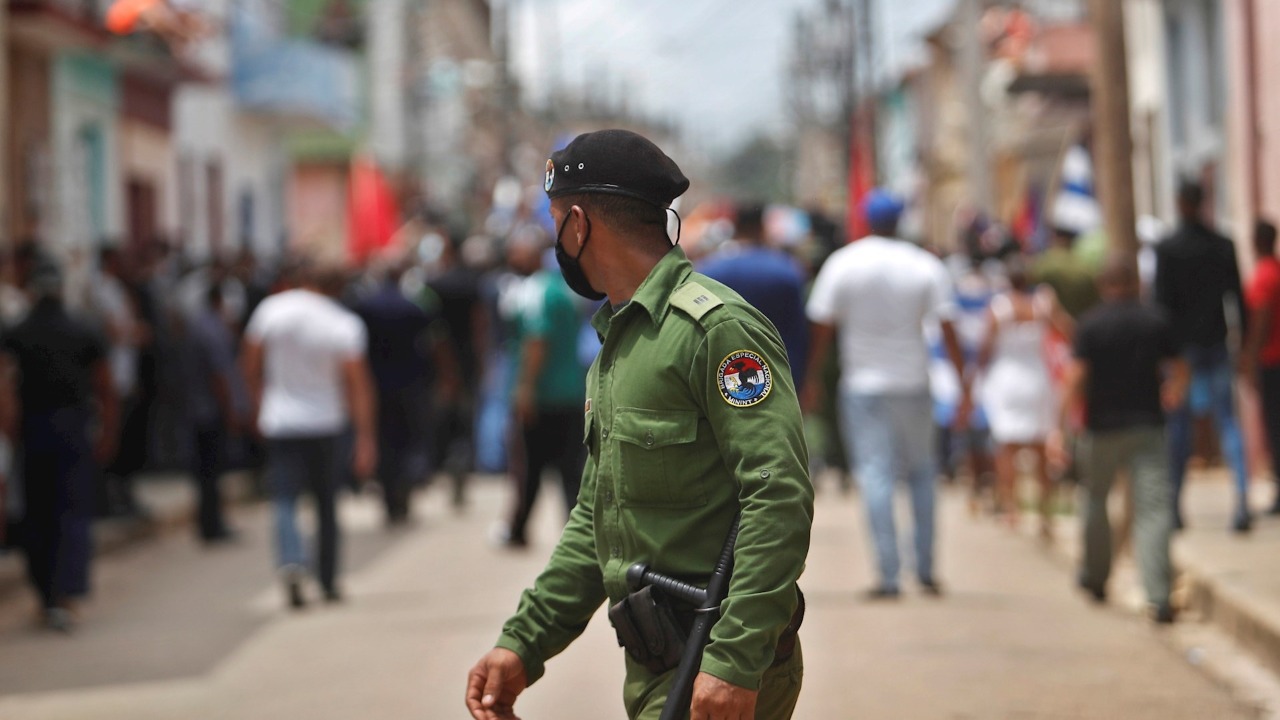 AI reporta represión, detenciones y militares en calles en Cuba