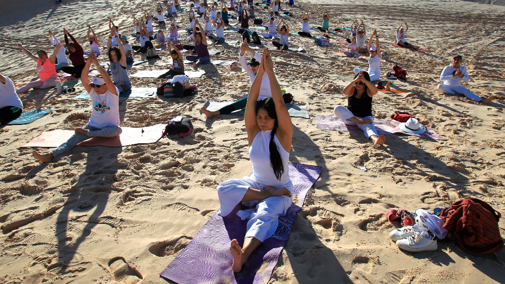 Mexicanos hacen yoga en dunas de Samalayuca para sembrar “esperanza”