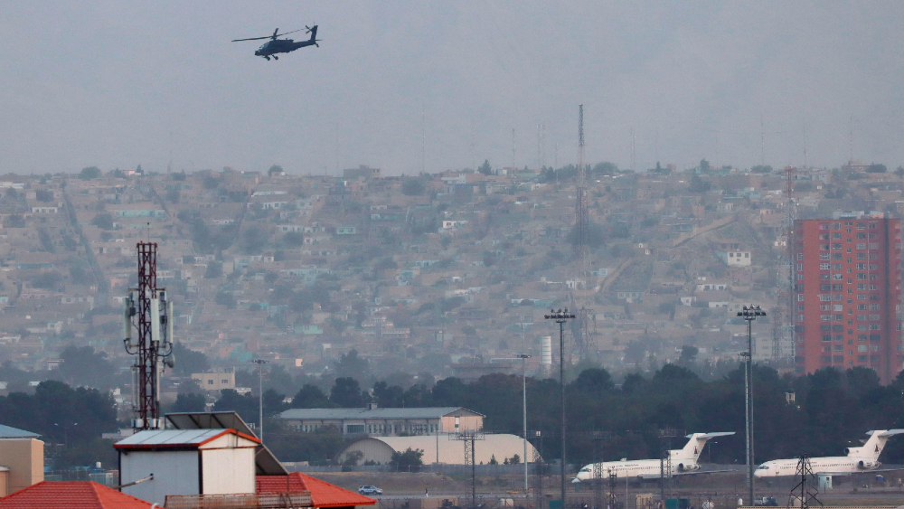 EE.UU. controla aeropuerto de Kabul y los talibanes sus inmediaciones EE.UU. controla aeropuerto de Kabul y los talibanes sus inmediaciones
