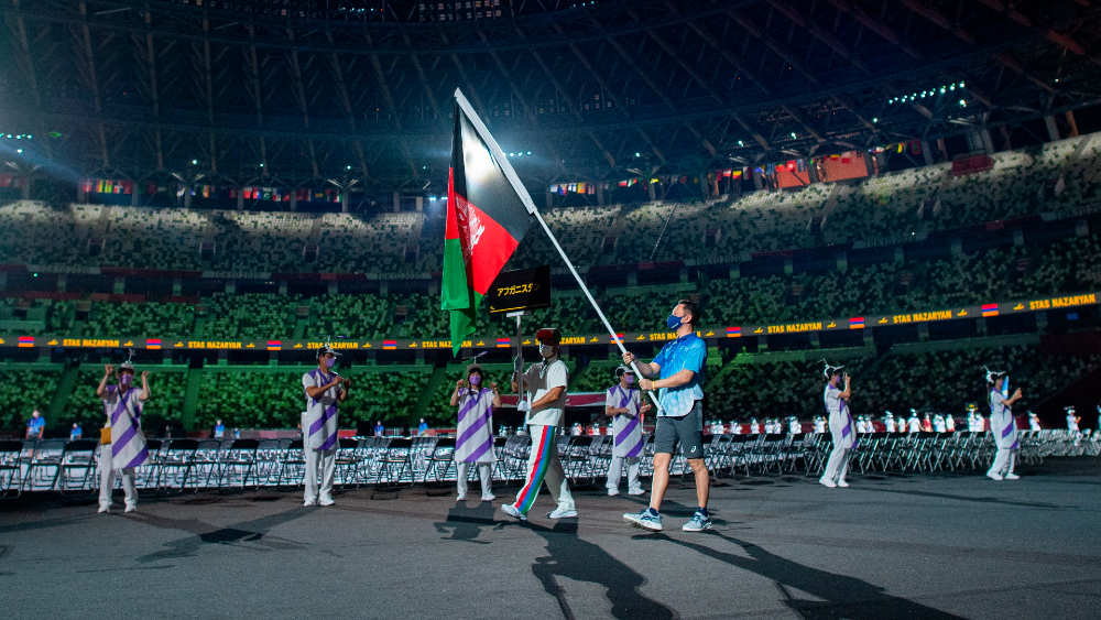 Bandera de Afganistán desfila en los Paralímpicos como homenaje