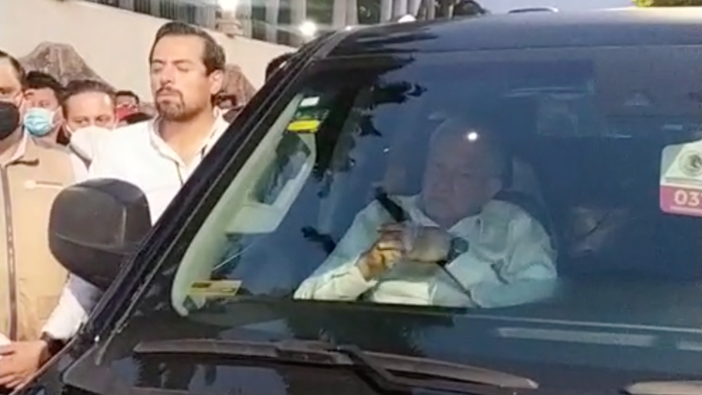 López Obrador logra salir del bloqueo de maestros en Chiapas