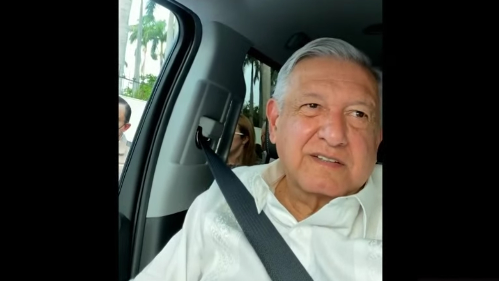 Inédita ‘mañanera’ en Chiapas. CNTE retiene al presidente; “no voy a ceder a chantajes”, dice AMLO desde camioneta