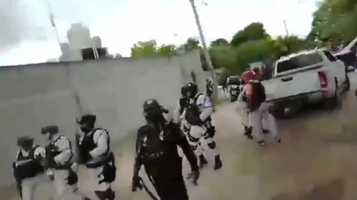 #Video Apedrean a miembros de la Guardia Nacional en Oaxaca