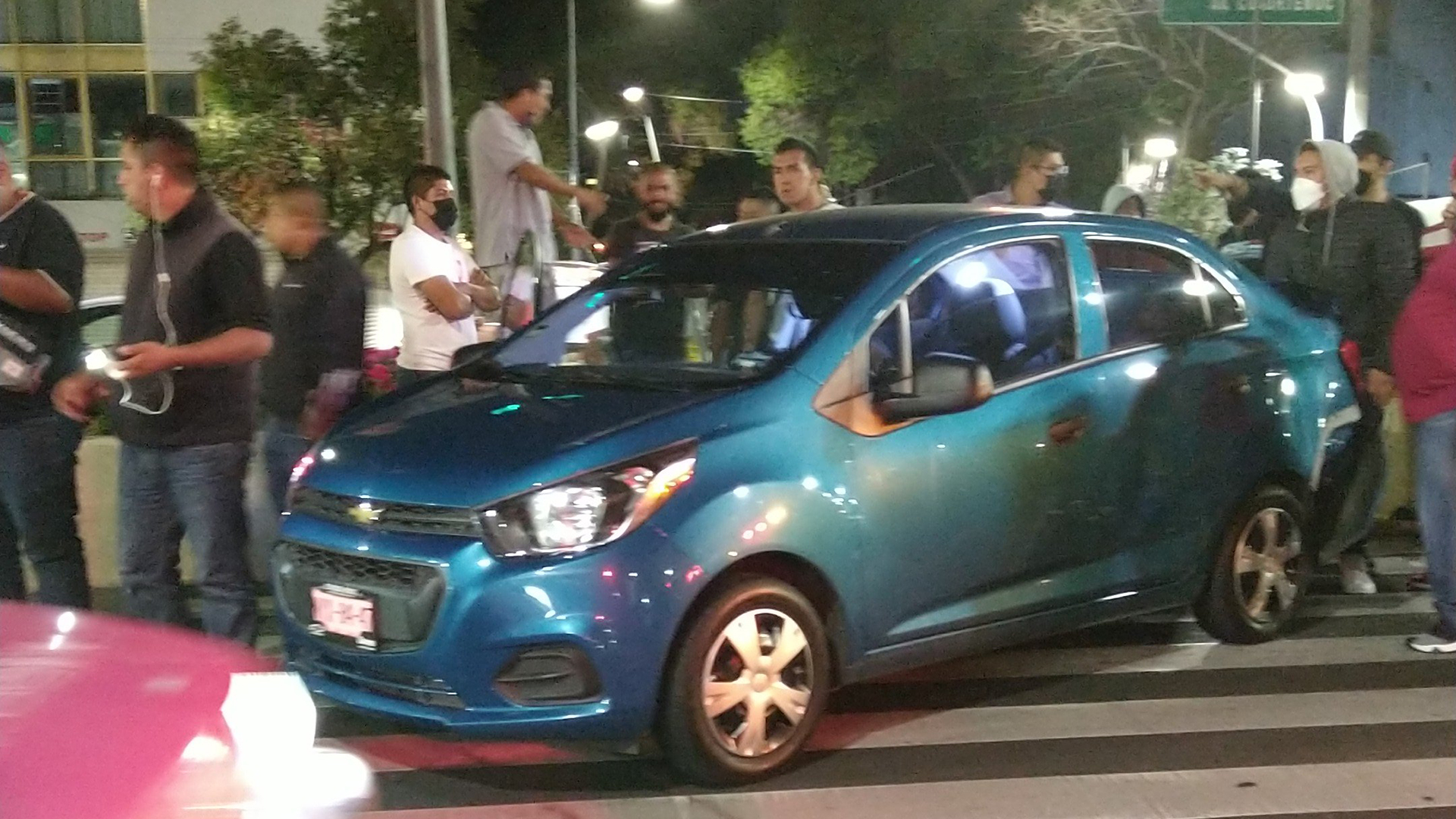 Patrulla de la Fiscalía capitalina protagoniza choque contra Uber - auto-de-uber-danado-tras-choque-de-patrulla-de-la-fgj-capitalina