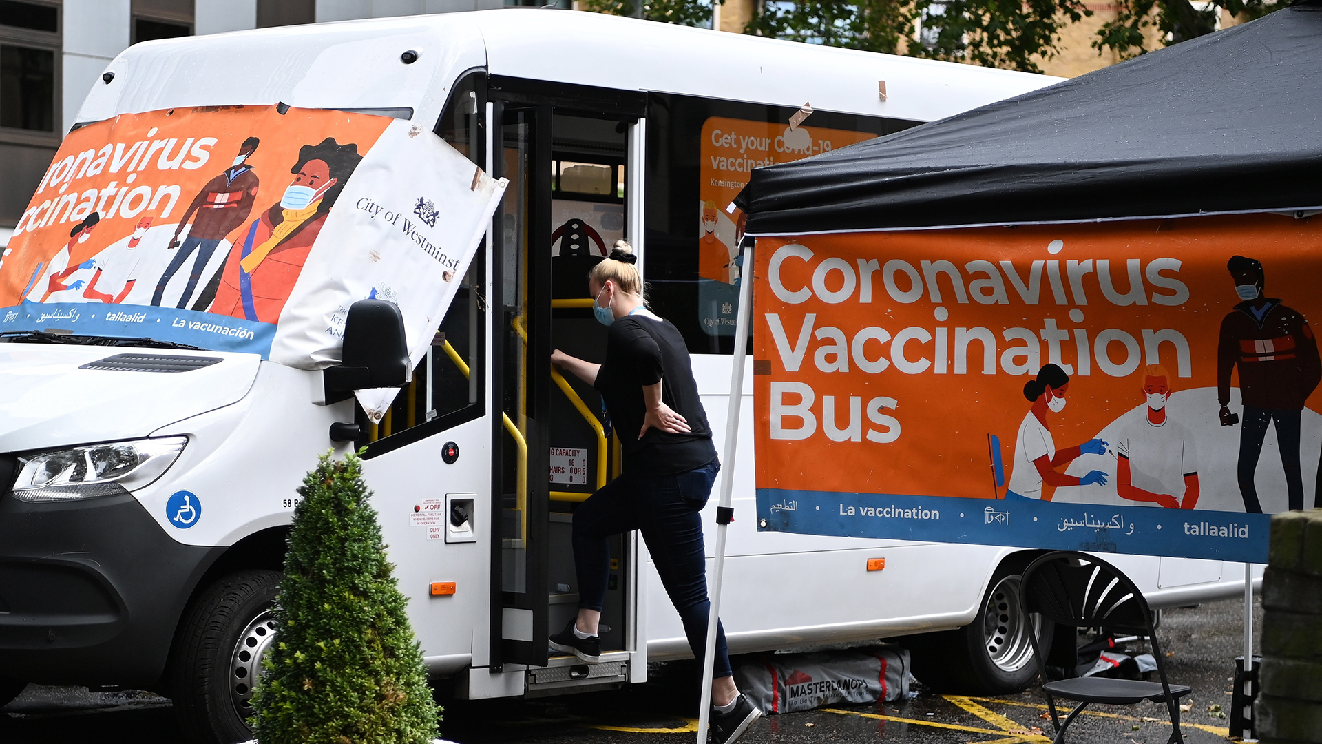 Variante Delta causa 35 % de hospitalizados en Reino Unido aun con vacunación completa - autobus-para-vacunacion-contra-covid-19-en-reino-unido