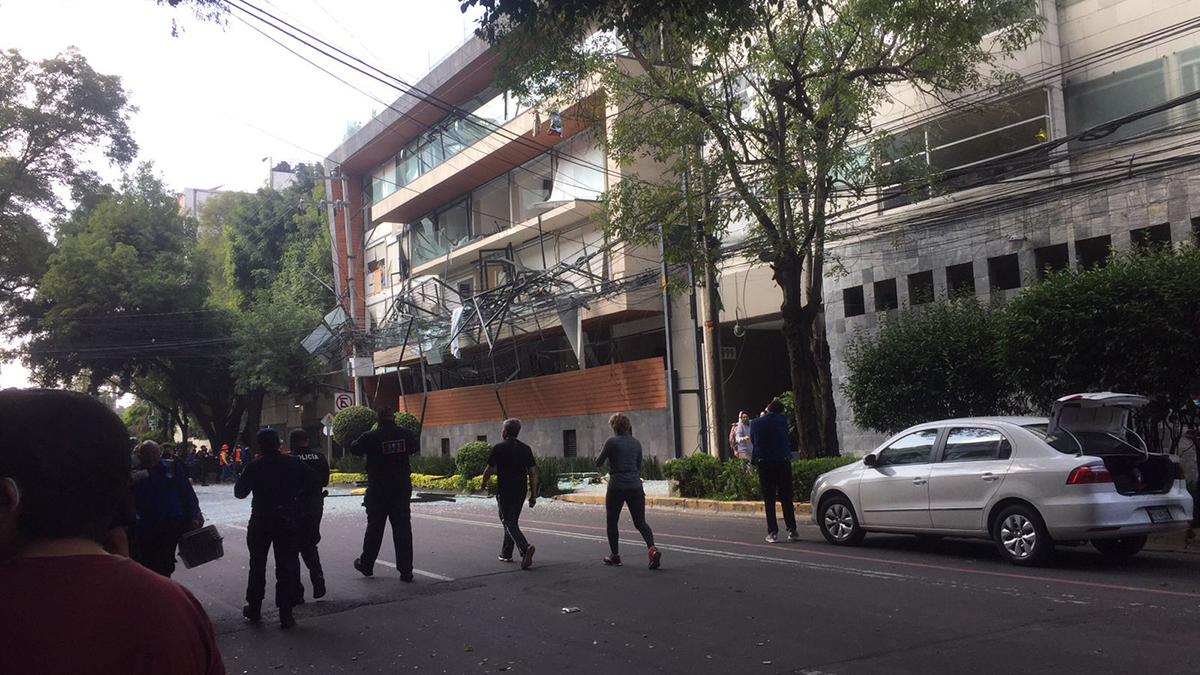 #Video Explosión en edificio sobre Avenida Coyoacán deja al menos 22 lesionados #Video Explosión en edificio sobre Avenida Coyoacán deja al menos 22 lesionados