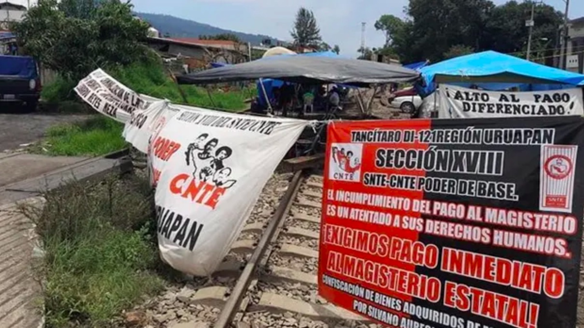 Profesores reinstalan bloqueo en vías del tren en Michoacán