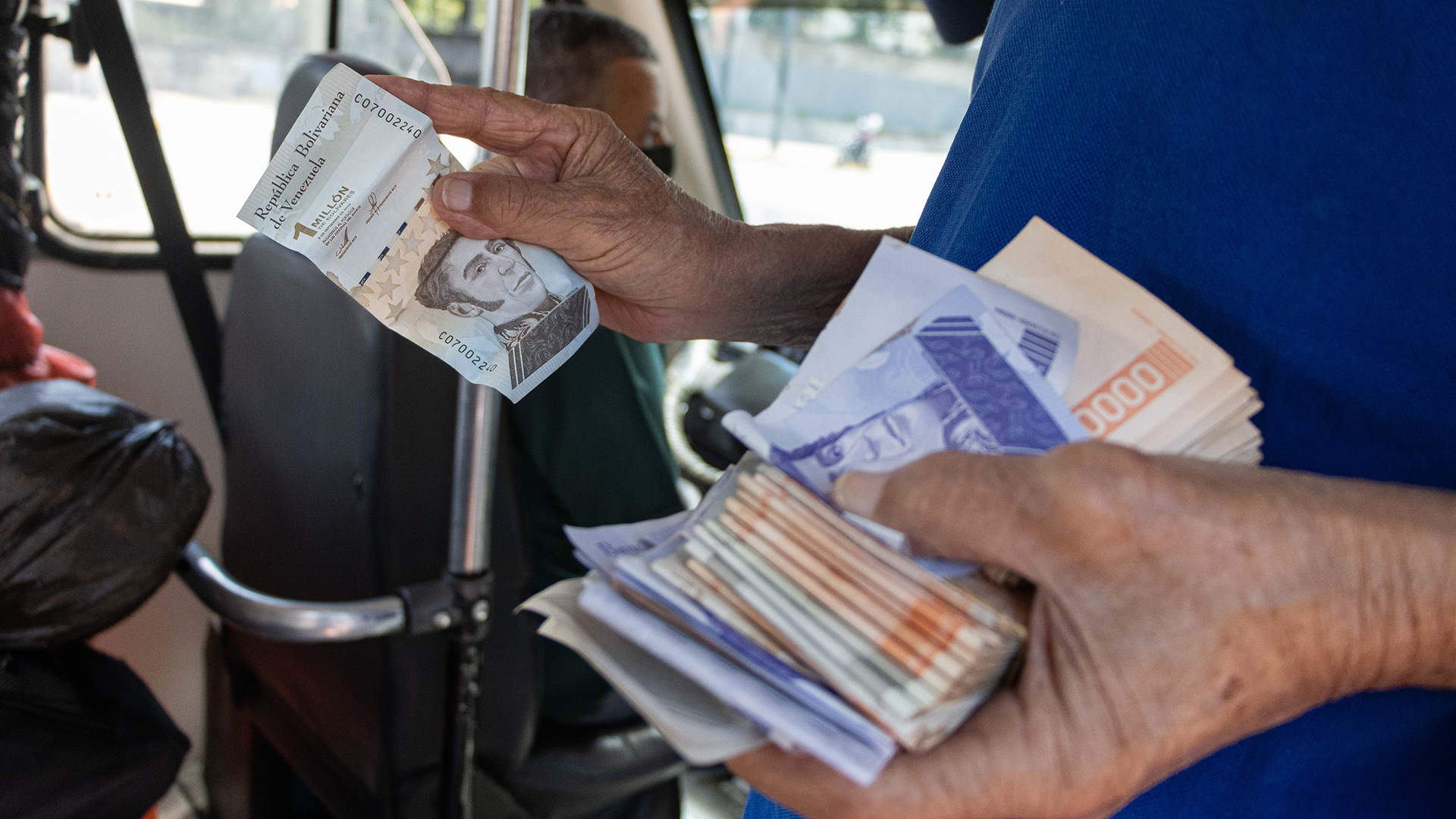 El salario mínimo en Venezuela llega a medio dólar por mes - bolivares-en-venezuela