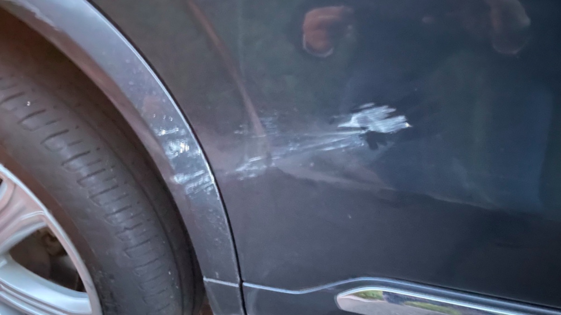 Apedrean camioneta de Fernández Noroña en Puebla