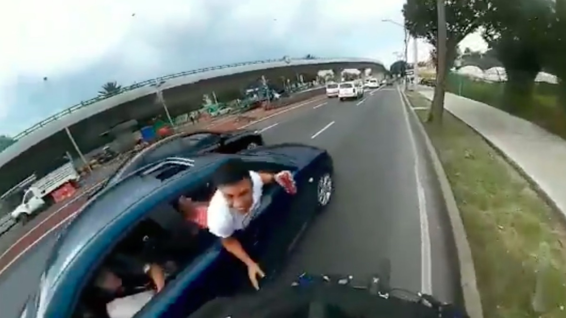 #Video Copiloto de auto intenta derribar a ciclista en Xochimilco