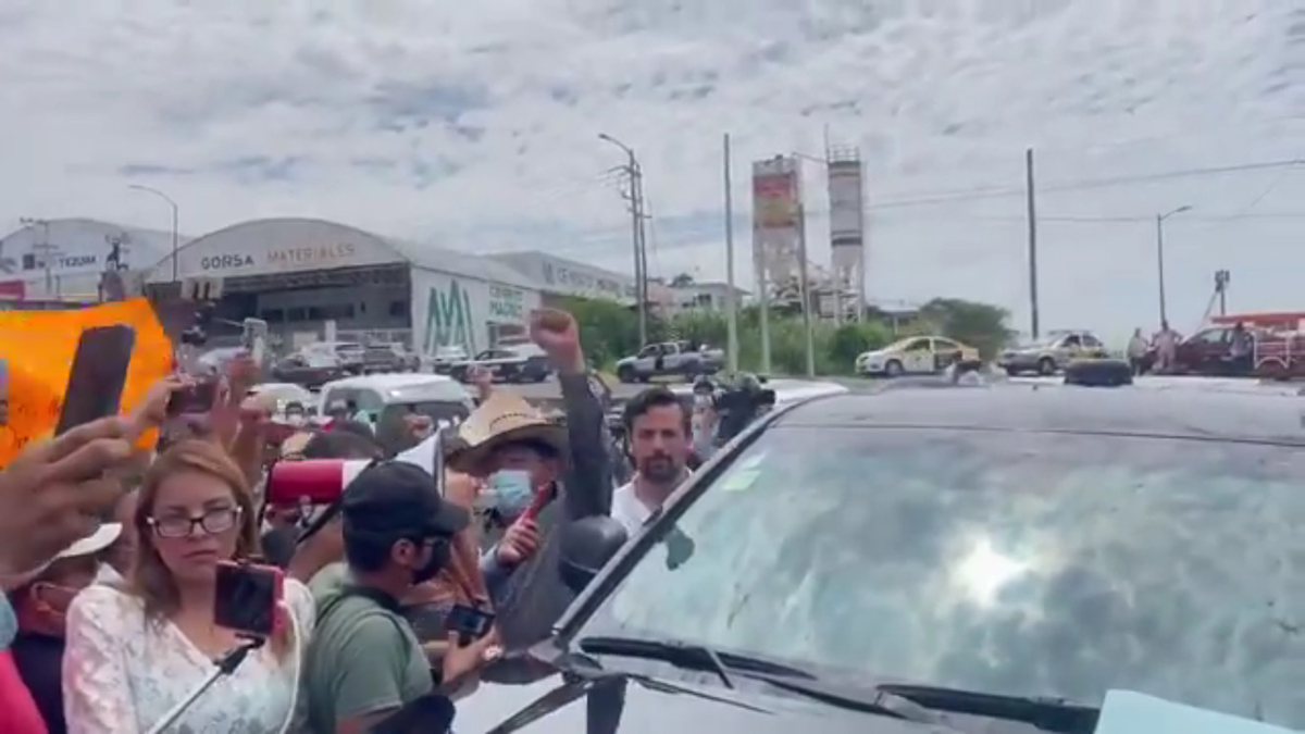 #Video CNTE vuelve a bloquear paso de AMLO en Chiapas; “esos no son modos”, responde el presidente
