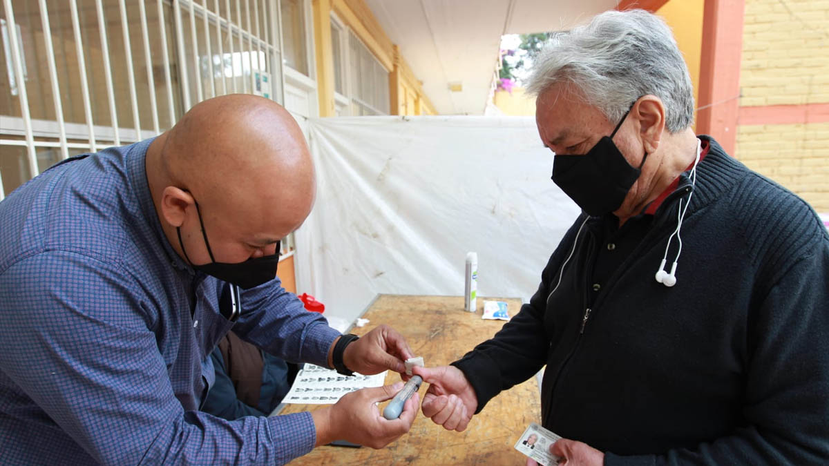 México vota en la primera consulta popular de su historia