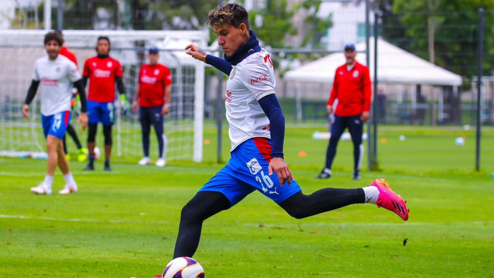 Chivas: ‘Chicote’ Calderón va al hospital tras choque con compañero