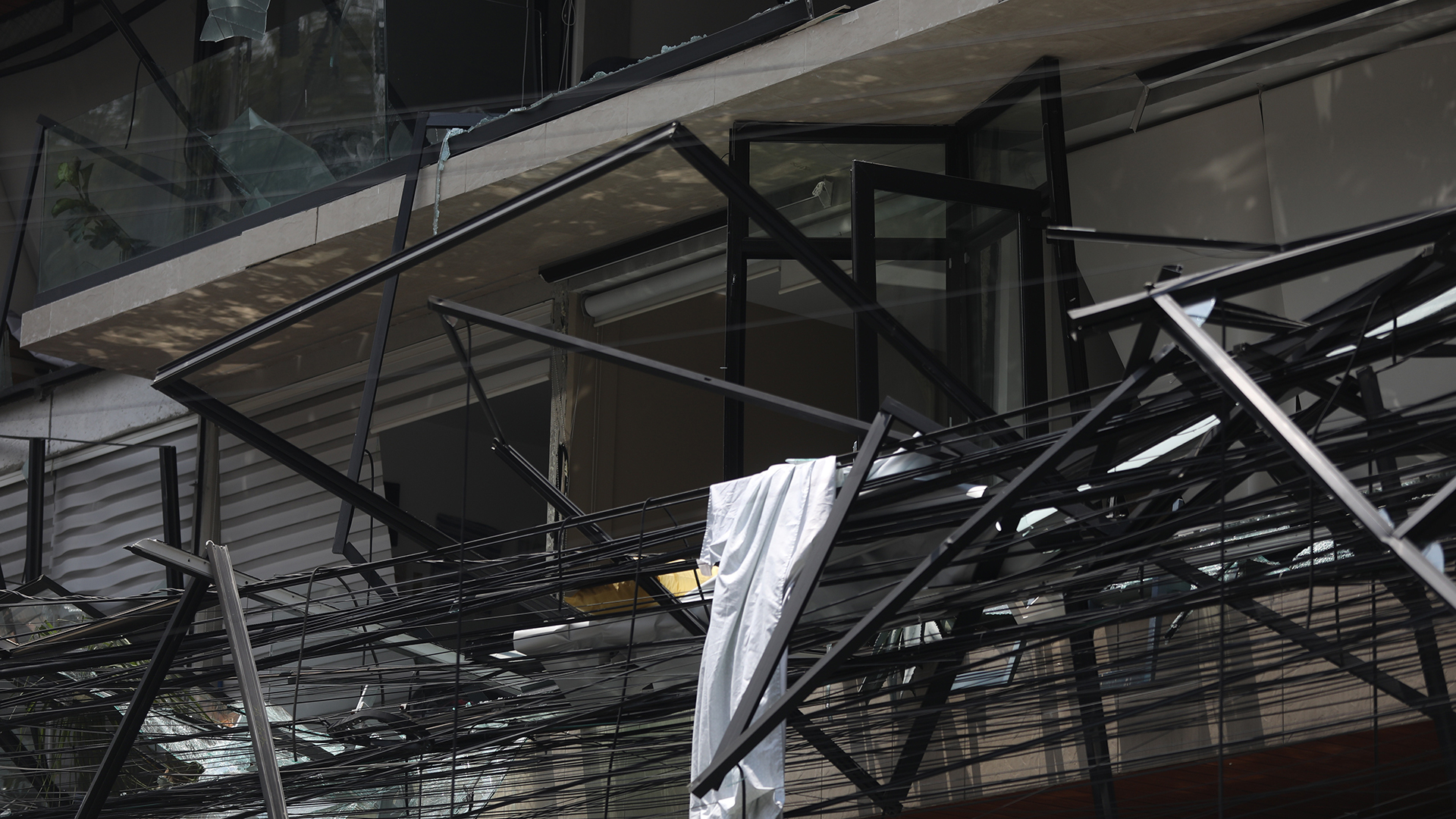 Sube a 29 cifra de heridos por explosión en Av. Coyoacán; vecinos denuncian robos - danos-en-edificio-de-av-coyoacan-tras-explosion