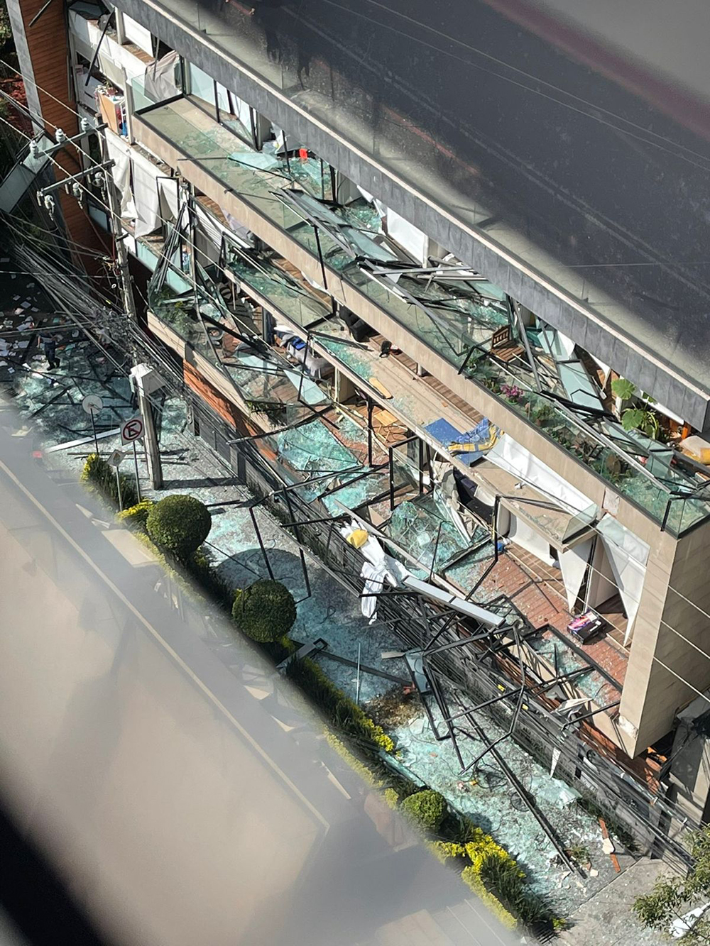 #Video Explosión en edificio sobre Avenida Coyoacán deja al menos 22 lesionados - danos-en-edificio-tras-explosion