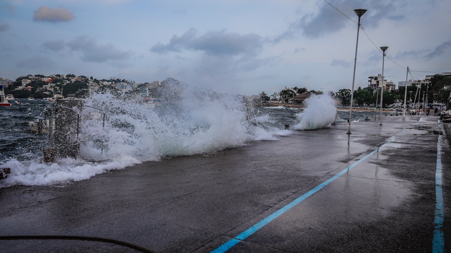 México mantiene vigilancia al desarrollo de dos tormentas tropicales