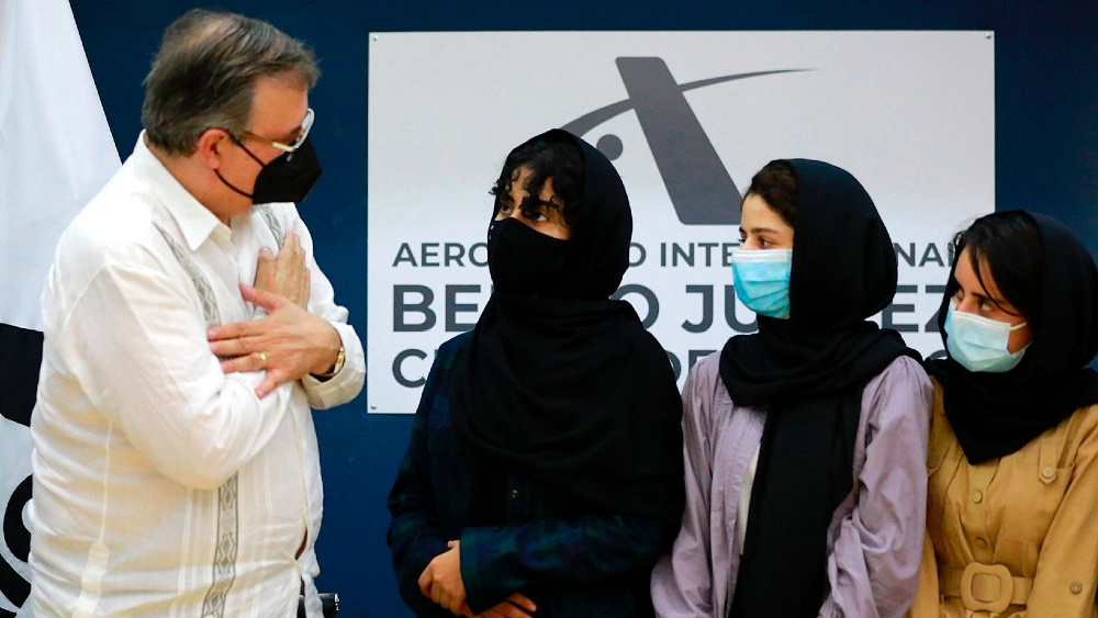 Operación para refugiar afganas en México da para “un libro”: Ebrard