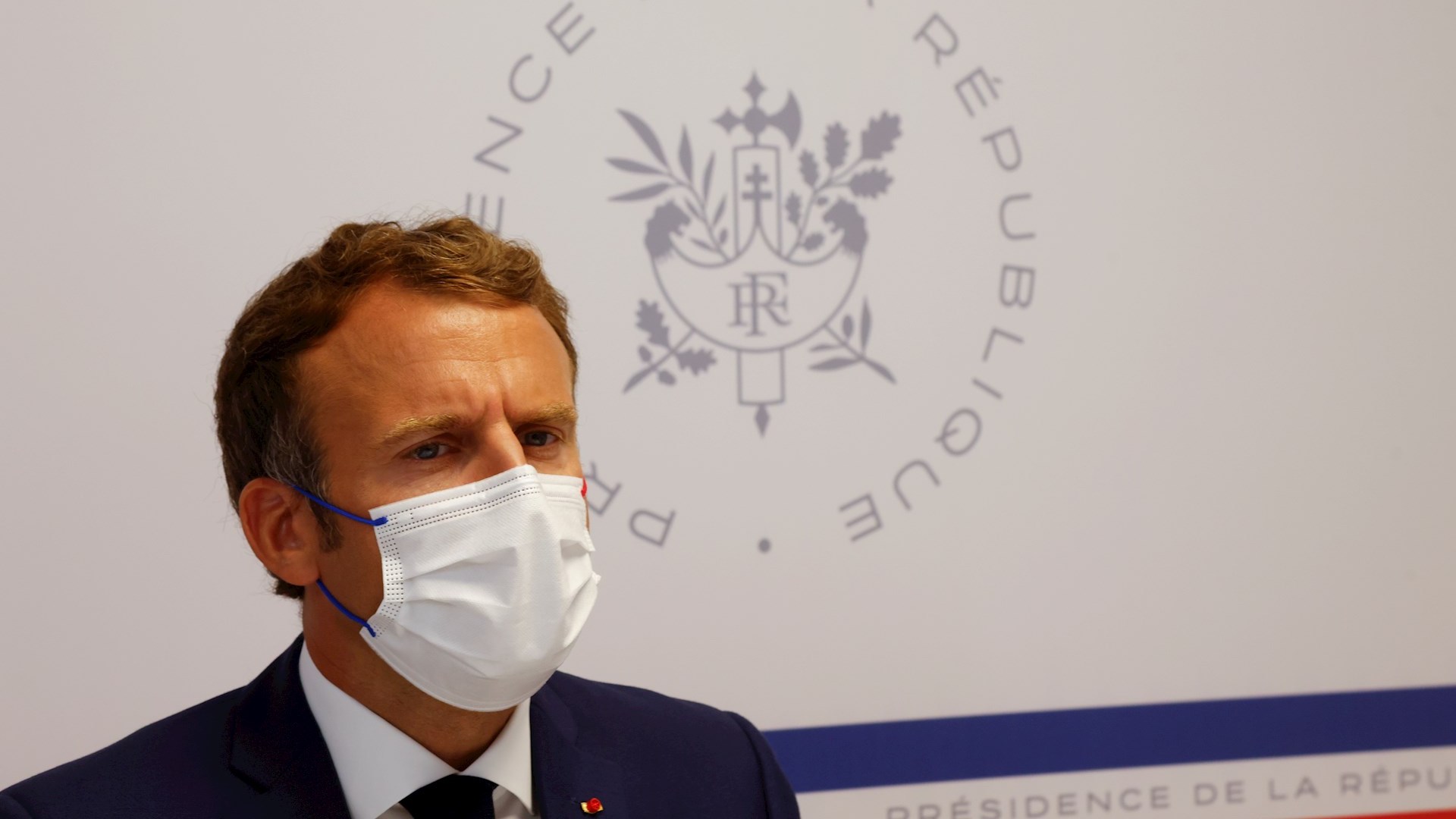 Macron defiende gestión de la crisis sanitaria y las vacunas
