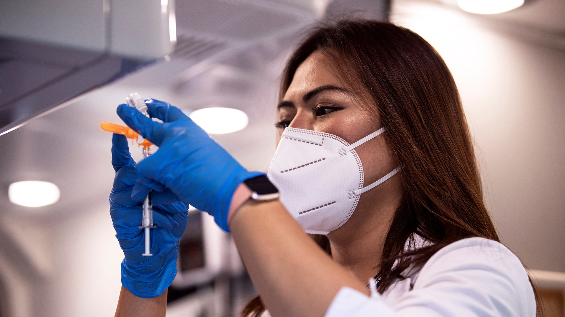 Biden impone vacunación a empleados federales y empresas de más de 100 trabajadores