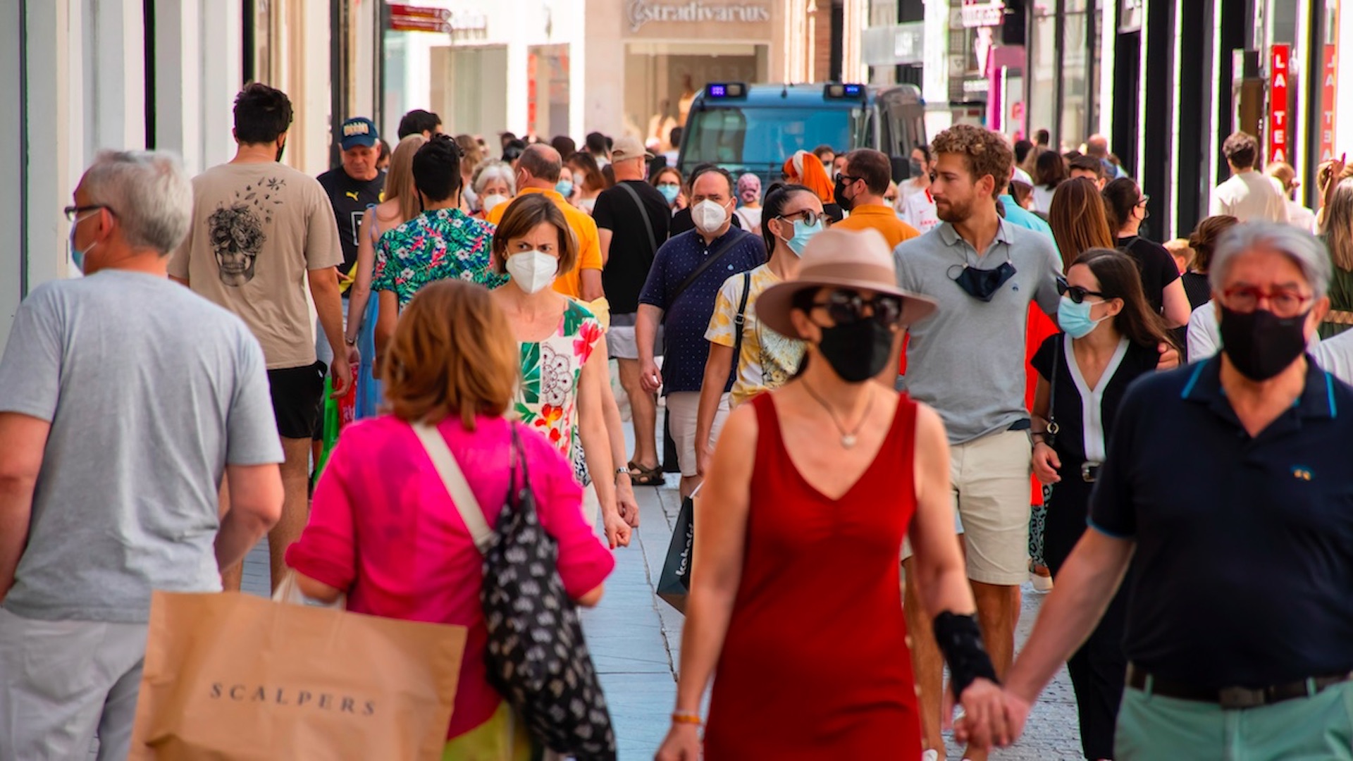 España amplía orden de cuarentena a viajeros de países americanos