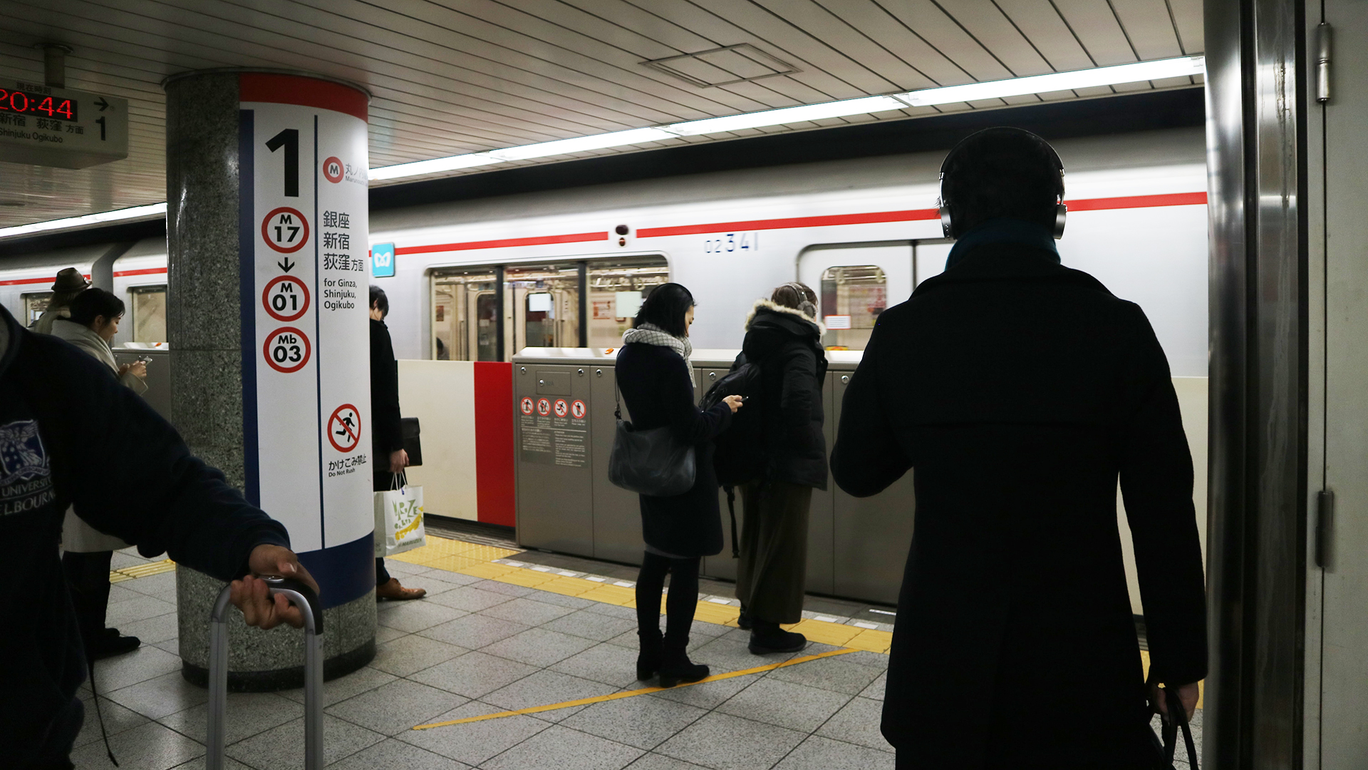 Hombre hiere con cuchillo a pasajeros del tren de Tokio