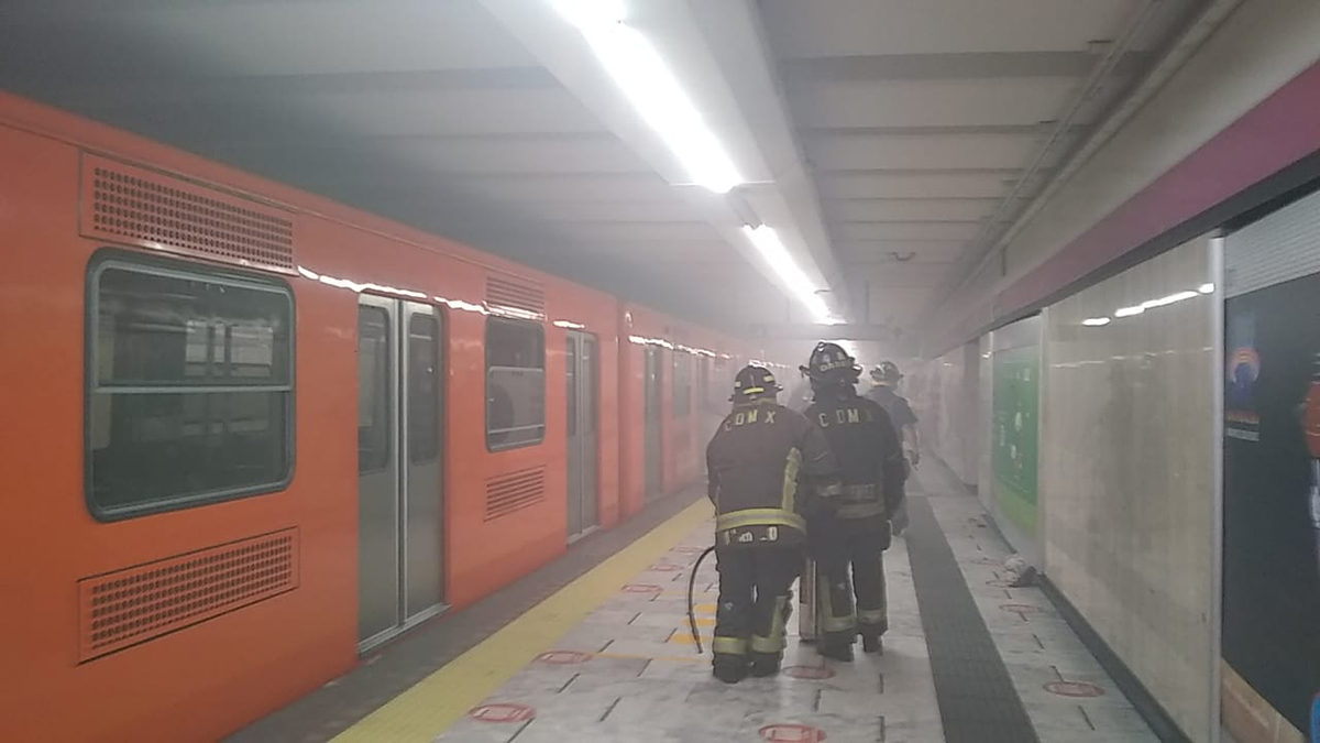 #Video Desalojan estación Pino Suárez del Metro por corto circuito