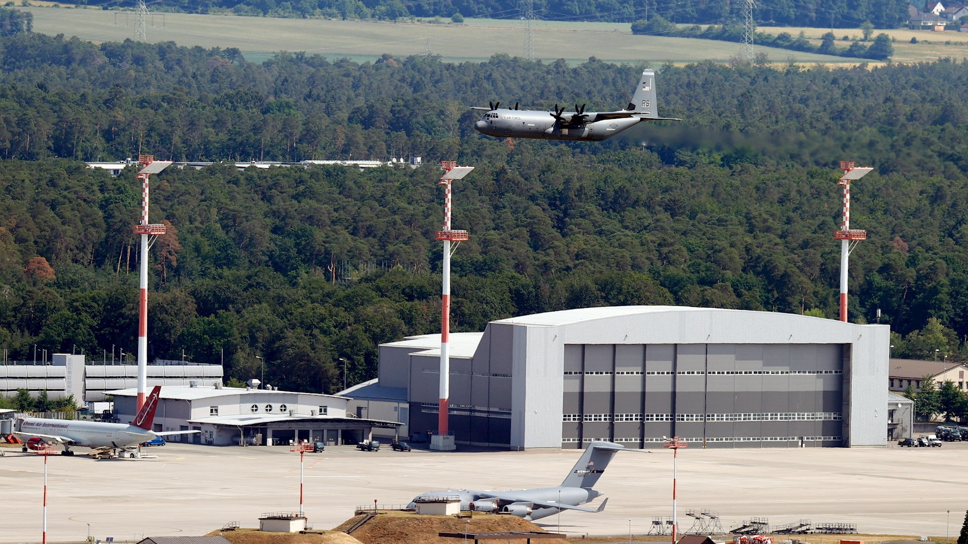 Mujer afgana evacuada da a luz en avión de la fuerza aérea de EE.UU.