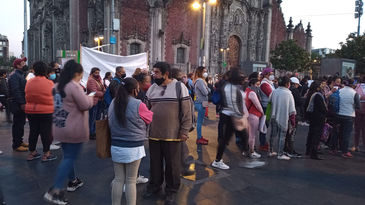 Familiares de presos se manifiestan afuera de Palacio Nacional; buscan reunión con AMLO