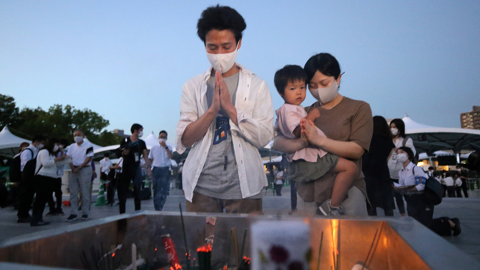 Hiroshima conmemora 76 años de la caída de la bomba atómica - familiares-rezan-por-victimas-de-la-caida-de-una-bomba-nuclear-en-hiroshima