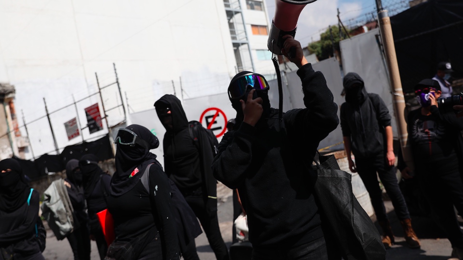 Feministas acusan a autoridades de perseguir a manifestantes