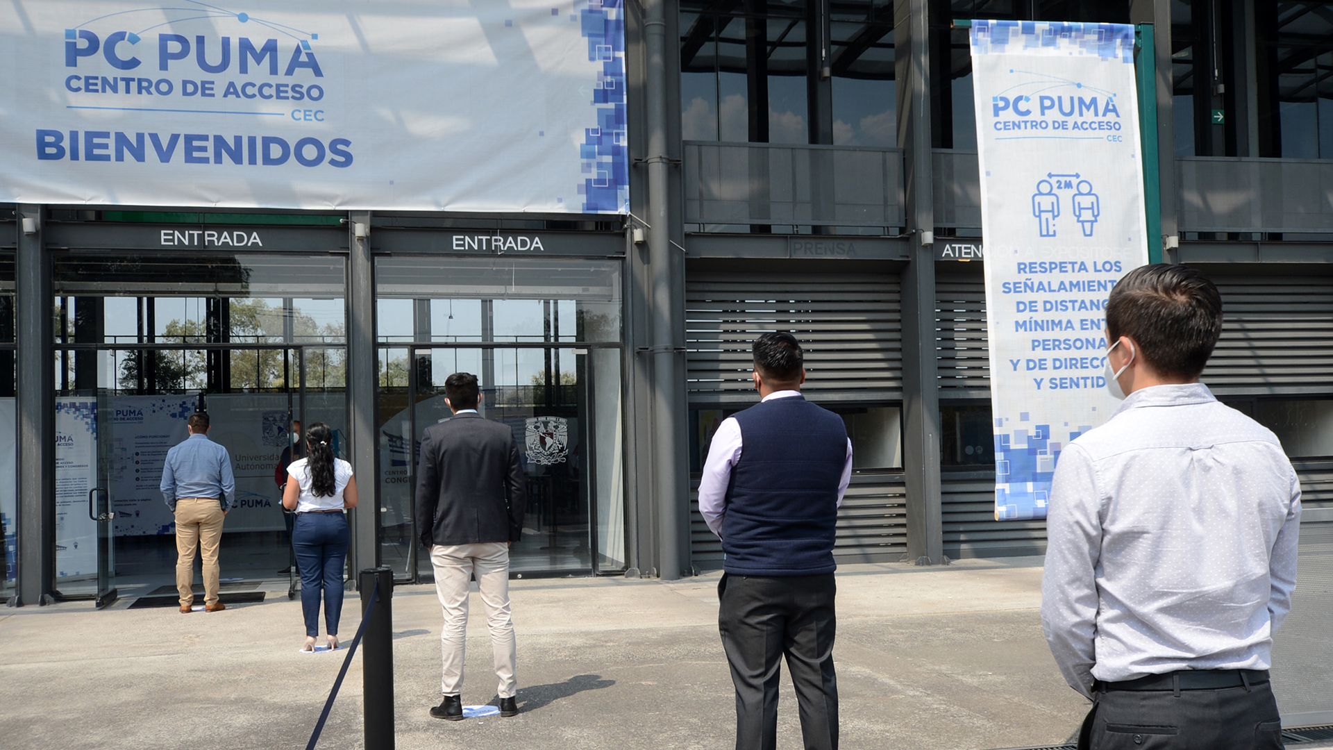 Apoya UNAM a estudiantes con equipo de cómputo ante regreso a clases a distancia - fila-para-ingresar-a-un-pc-puma