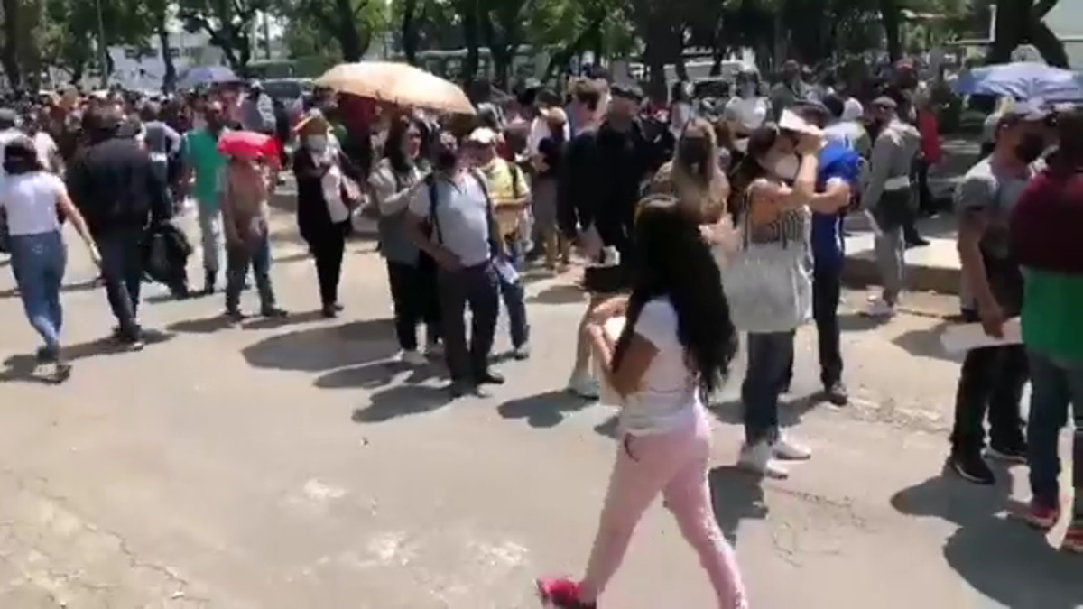 #Video Largas filas y caos en Xochimilco por primer día de vacunación a jóvenes #Video Largas filas y caos en Xochimilco por primer día de vacunación a jóvenes