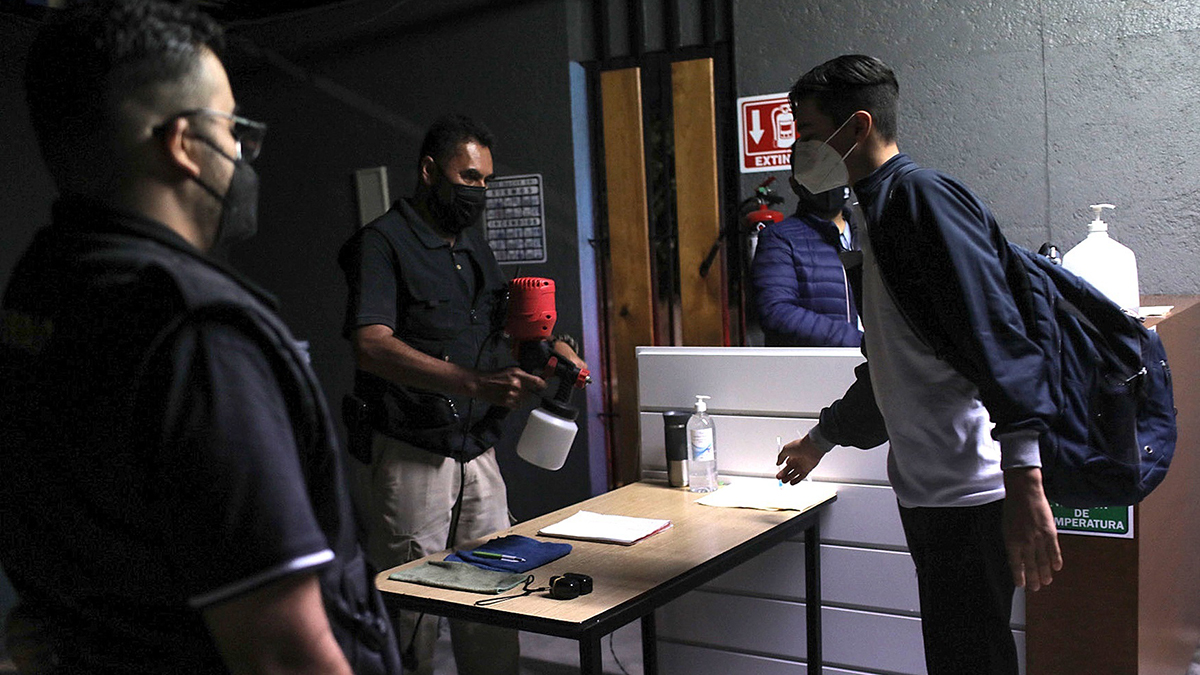 Millones de estudiantes regresan a las aulas en plena tercera ola - filtro-sanitario-a-la-entrada-de-escuela-en-regreso-a-clases-presenciales